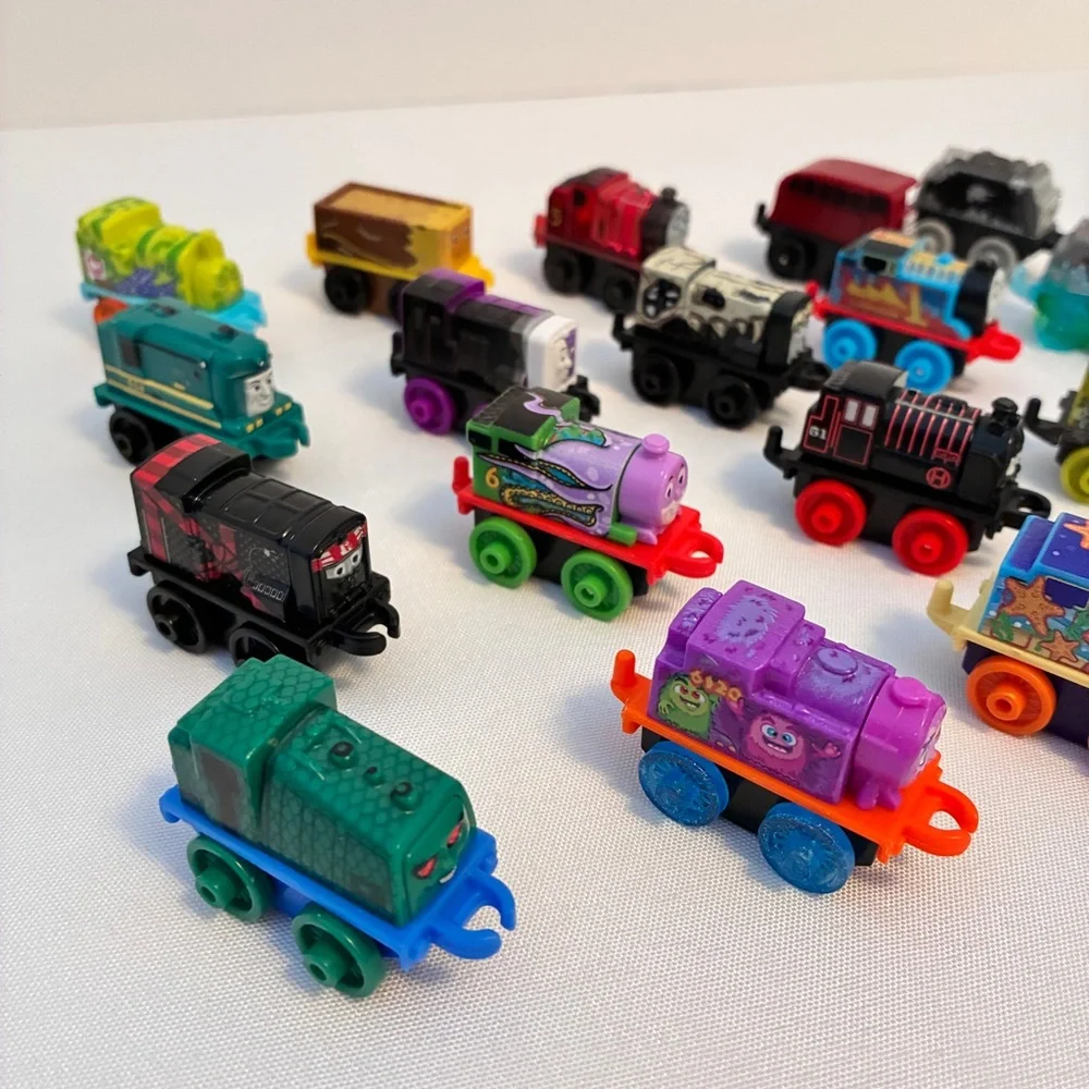 Fisher-Price Thomas & Friends Minis Toy Train 20 Pack Miniature Trains Unique